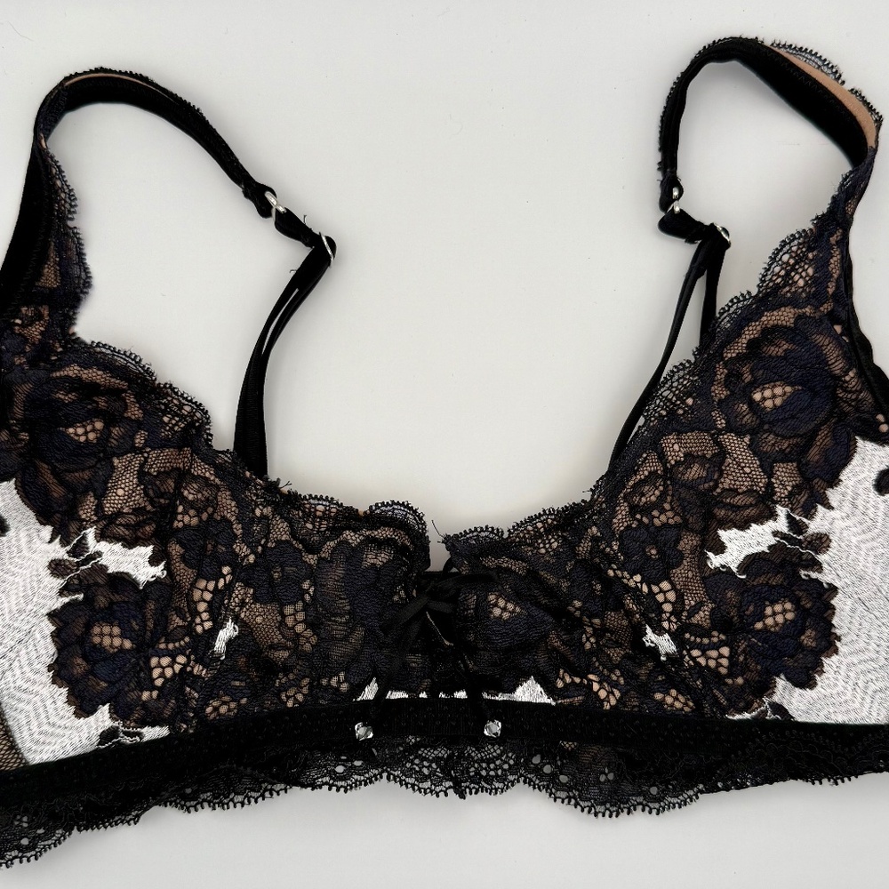 NWT Victoria’s Secret Sexy Black and White Lacy Bra Size M